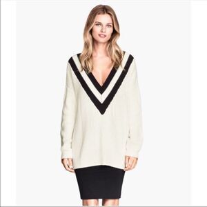 ✨H&M V-neck Sweater✨ 